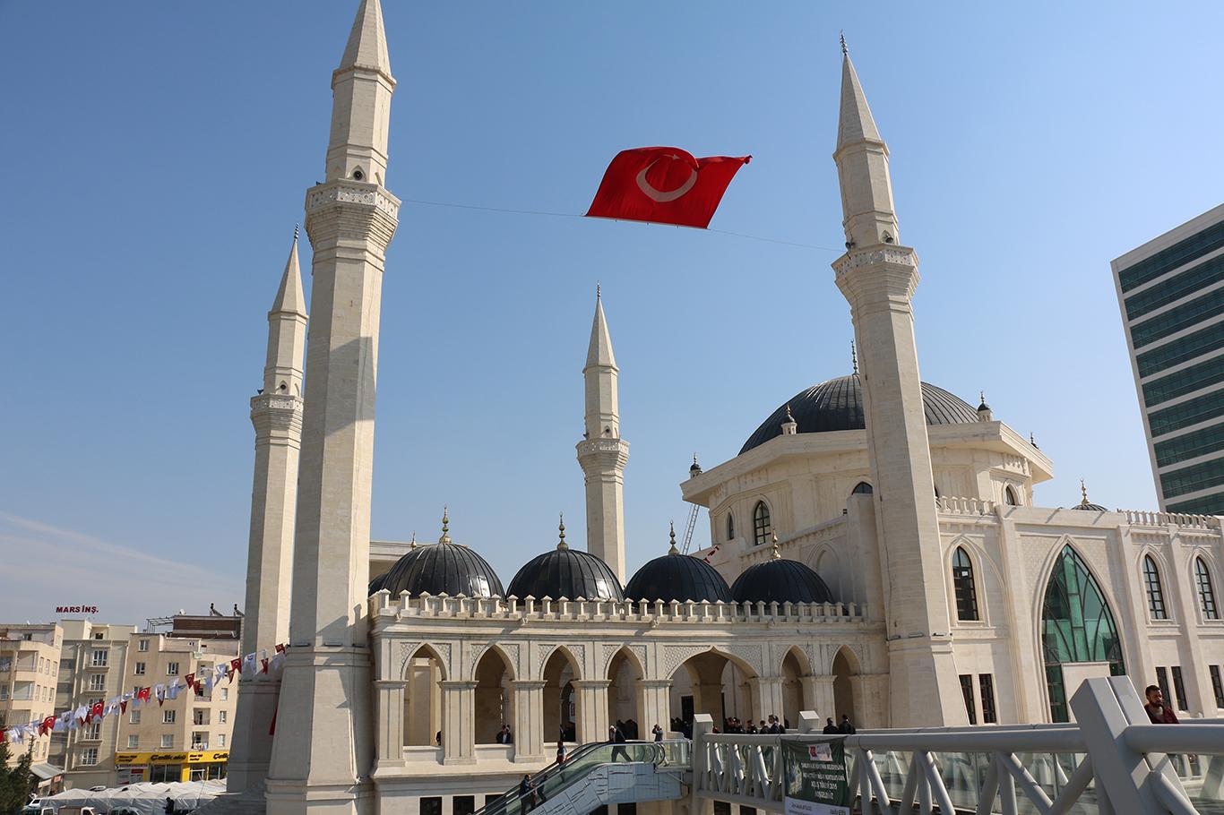 Cuma namazı cami avlusu ve belirlenen alanlarda kılınacak